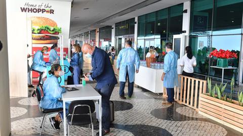 Quando não apresentam teste feito na origem, os passageiros fazem o teste à chegada à Madeira. Foto Rui Silva/Aspress