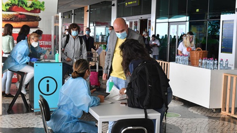 Desde 1 de Julho que a quase totalidade dos casos de Covid-19 têm sido detectados no controlo de passageiros que é feito à chegada do Aeroporto Internacional da Madeira. Foto Rui Silva/Aspress