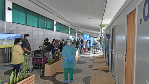 Um dos cinco novos casos foi importado do Brasil. Foto Rui Silva/Aspress