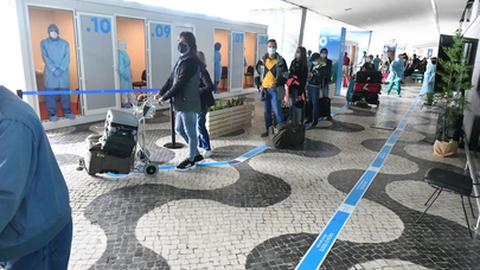 Muitos passageiros acabam por fazer o teste apenas à chegada ao Aeroporto da Madeira. Foto: Rui Silva/Aspress