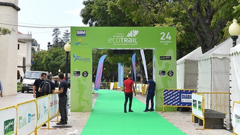 Preparativos junto à meta instalada na Avenida Arriaga