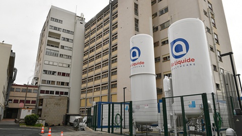 O contrato, válido por três anos, visa repor o stock nos taques de gases medicinais do hospital Dr. Nélio Mendonça, no Funchal.