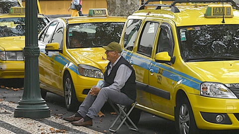 "Todos" os taxistas "em toda a ilha" sentem dificuldades nesta altura.