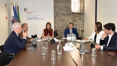 Encontro entre a secretária regional de Saúde e Protecção Civil e o secretário de Estado da Protecção Civil decorreu esta tarde, na Rua da Carreira.&nbsp;