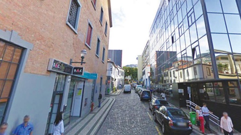 Imigrante foi roubado e ameaçado com uma faca na Rua do Hospital Velho.