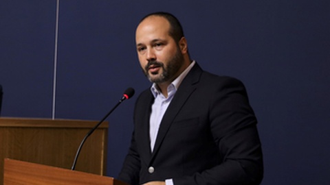 Sérgio Gonçalves defende a baixa de impostos e acusa o presidente do Governo de manter uma postura "prepotente e imutável".