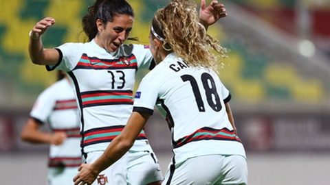 Fátima Pinto (n.º 13) celebra golo no jogo frente ao Chipre