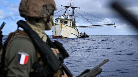 Foto que consta da publicação Defensa.com e que, afinal, é referente a uma operação realizada em Setembro, ao largo da costa africana.
