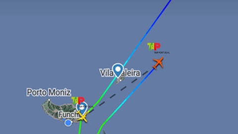 O primeiro voo a aterrar depois de quase 12 horas sem chegadas e o último a divergir