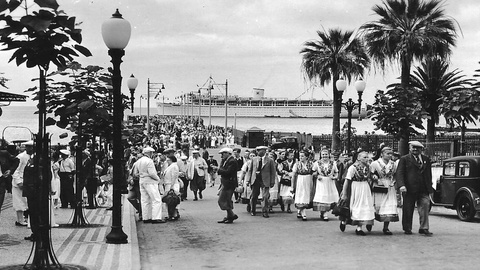 Chegada ao Funchal de um grupo de turistas da 'Kraft durch Freude'.&nbsp;Ao largo, o navio onde viajava Robert Ley. Foto cedida
por Elisabeth Gesche, ex-cônsul da Alemanha na Madeira e inserida na tese de mestrado de Helena Perneta. FOTO FIGUEIRAS