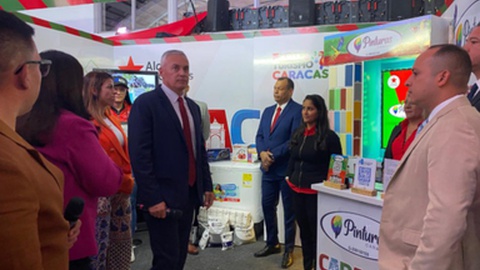 O ministro Alí Padrón na exposição de Turismo.