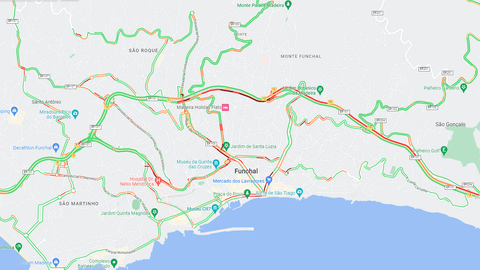 Congestionamento estende-se por mais de dois quilómetros&nbsp;