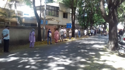 Distanciamento social numa fila, na Índia&nbsp;