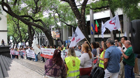 Manifestação de grevistas em frente ao Palácio do Governo Regional