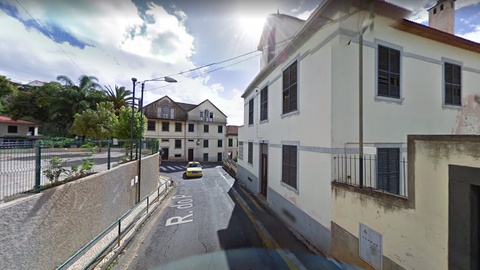 A casa afectada fica localizada no início da Rua do Pina. Foto: Google Maps