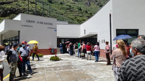 A mudança do centro de vacinação para o Pavilhão da Serra de Água vai evitar que se repitam situações como a vivida no dia 9 de Maio, à porta do Centro de Saúde da Ribeira Brava. Foto DR