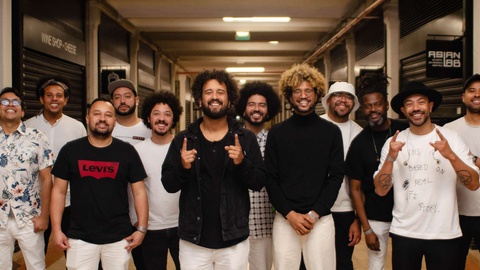 VIVA O SAMBA, uma banda composta por 11 músicos brasileiros.