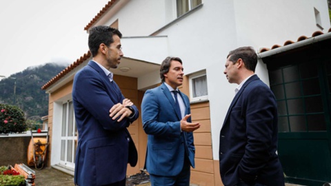 Pedro Fino visitou, hoje, as obras que decorrem naqueles complexos habitacionais da freguesia câmara-lobense.