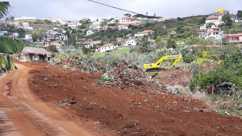 As máquinas já estão no terreno. Algumas casas já foram demolidas. Fotos JFP