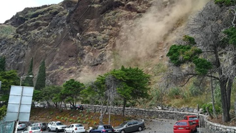 Derrocada atingiu várias viaturas na Ribeira Brava