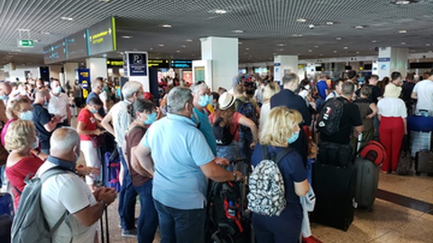 Estes são os passageiros dos voos cancelados ou divergidos de ontem, que foram reprogramados.