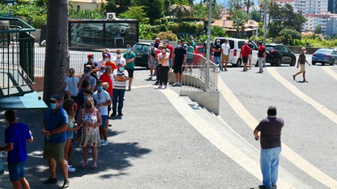 Sócios do Marítimo à espera dos testes no coreto à entrada do estádio.