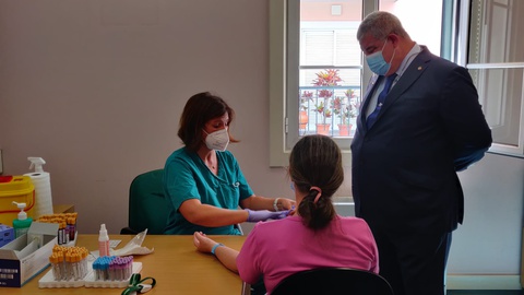 O secretário regional da Saúde acompanhou o rastreio das hepatites que decorre na Associação Protectora dos Pobres. Foto DR