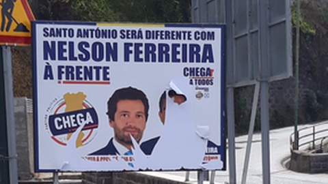 Cartaz do Chega vandalizado em Santo António&nbsp;