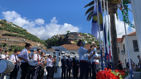 Hastear das bandeiras ao som da Banda Filarmónica da Ponta do Sol