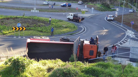 O despiste de um camião na Fajã da Ovelha, no final do dia de ontem, feriu um homem de 40 anos.