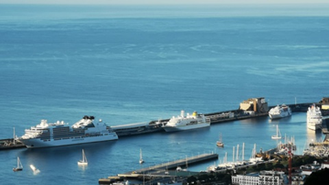 Três navios de cruzeiro já atracados e o navio ferry 'Lobo Marinho' a sair para o Porto Santo.&nbsp; &nbsp;Foto DR