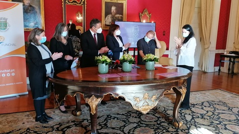 Pedro Calado entregou, ontem, o Prémio Literário Edmundo Bettencourt a David Freitas pelo romance 'Não se entra no mesmo rio duas vezes".