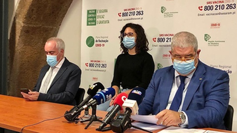 O secretario regional da Saúde, Pedro Ramos, ladeado pelo director regional da Saúde, Herberto Jesus.&nbsp;