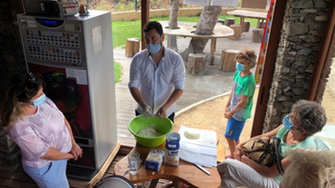 Hugo Brandão, presidente da
APIPS, num workshop sobre bolo do caco.