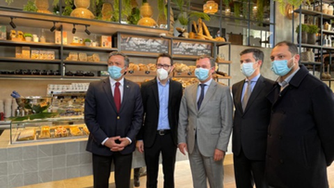 Governante marcou presença na inauguração da 7.ª loja da Confeitaria, nos Barreiros. Foto Carolina Rodrigues