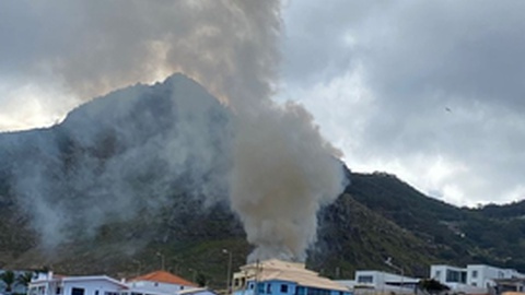 Coluna de fumo provocada pelo incêndio deste domingo, dia 26 de Junho