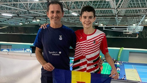 Jovem prodígio madeirense do badminton ao lado do pai e treinador&nbsp;