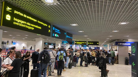 Passageiros à espera para embarcar no Aeroporto Internacional da Madeira.