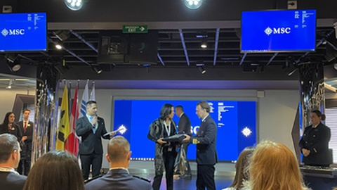 Paula Cabaço, presidente da APRAM, e Henri Lefering, comandante do&nbsp;MSC Virtuosa, procederam, esta manhã, à&nbsp;tradicional troca de placas.