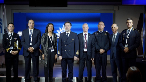 Paula Cabaço, presidente da APRAM, e Henri Lefering, comandante do MSC Virtuosa, procederam, esta manhã, à tradicional troca de placas.