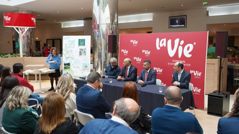 O Centro Comercial La Vie Funchal acolheu a entrega de prémios aos alunos vencedores do concurso ‘A MINHA VEZ pelo ambiente’ e a assinatura de protocolo do projecto ‘A TUA VEZ é verde’&nbsp;