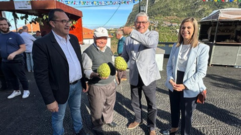 Secretário regional de Agricultura e Desenvolvimento Rural presidiu ao arranque da Festa da Anona, no Faial, em Santana, e foi presenteado com uma anona de 2kg