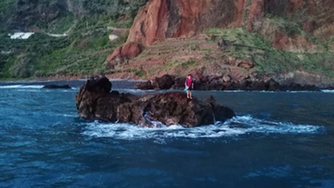 Forte ondulação deixou jovem 'ilhado' numa rocha&nbsp;