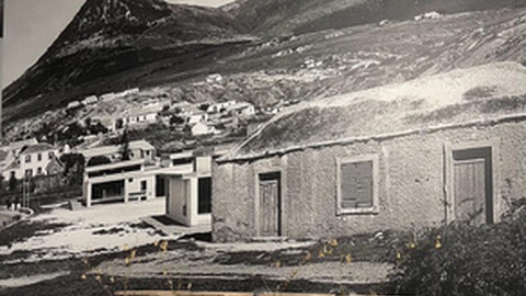 Maquete do projecto original à escala 1:50 e imagem da Escola do Porto Santo datada de 1769