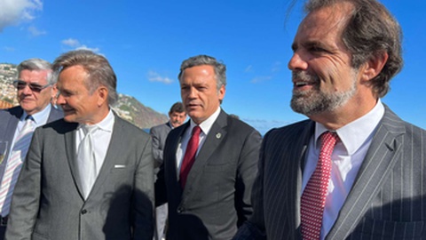 Miguel Albuquerque, Pedro Calado e o empresário Anaclet Teixeira, durante a&nbsp;visita ao empreendimento turístico 'Suites King David'