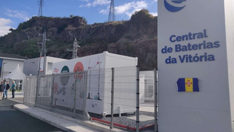 Juntamente com as baterias de potência, o compensador síncrono posto agora a concurso vai permitir à Região alcançar a meta dos 50% de energia a partir de fontes renováveis a atingir até 2025.