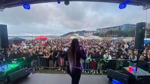 Actuação da artista Lúcia Macedo.
