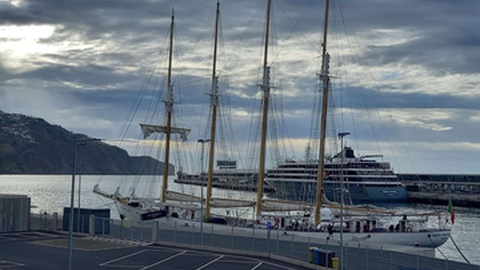 Veleiro Santa Maria Manuela e o cruzeiro&nbsp;World Explorer atracados no Porto do Funchal&nbsp;