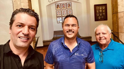 O autor do livro, Nelson Ponta-Garça, Tylor dos Santos,&nbsp;vereador da Câmara de Honolulu, e o empresário Danny Abreu.&nbsp;