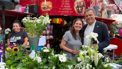 No mercado de Saint Helier, Calado cruzou-se com uma florista natural do Seixal.